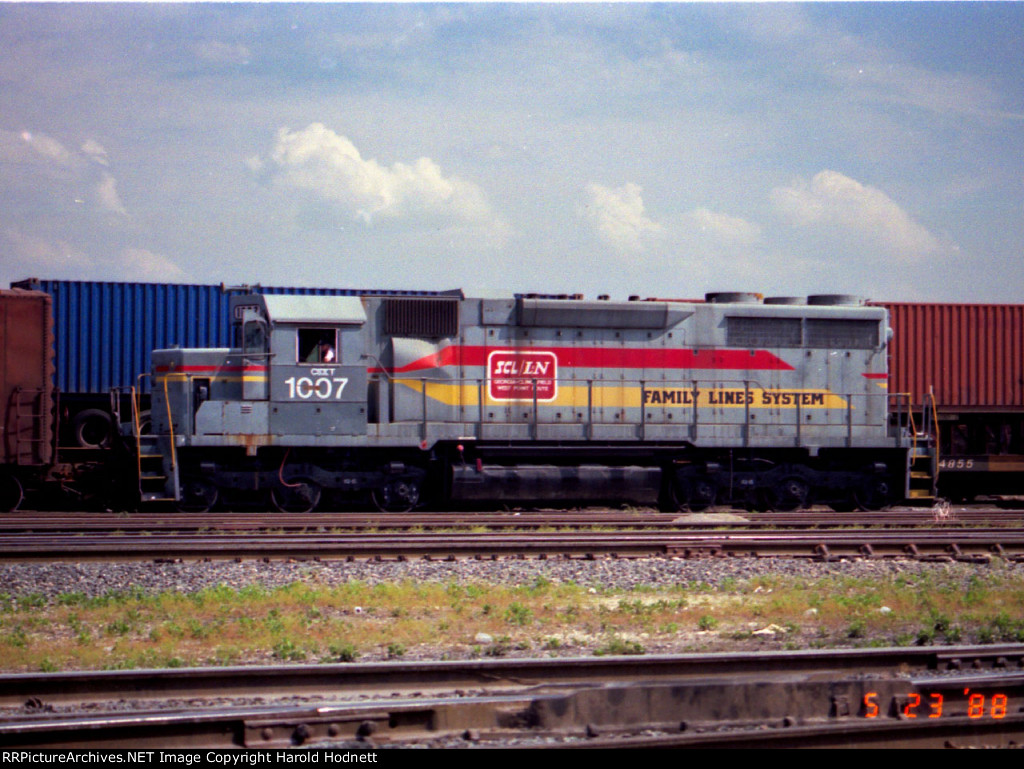 CSX 1007 works the yard